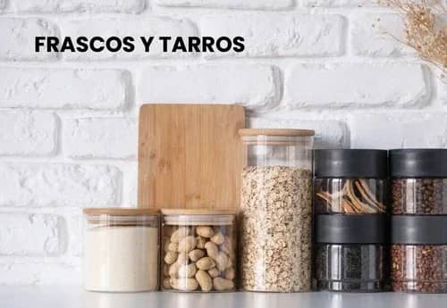 Frascos y tarros de vidrio con tapa para guardar alimentos secos.