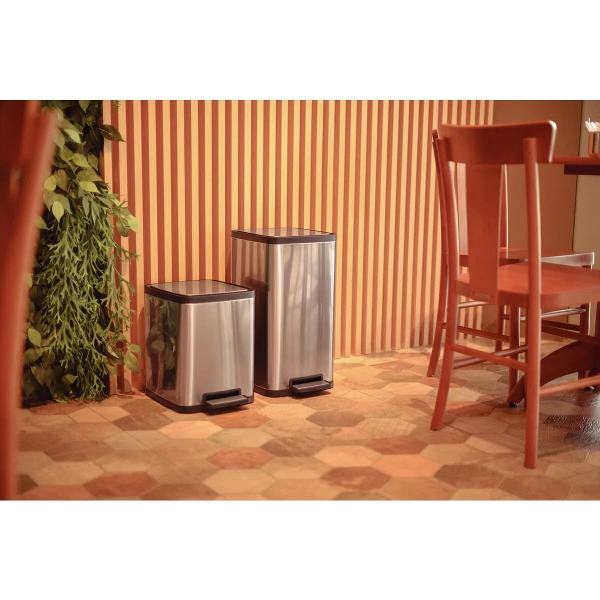 Basurero en Acero Inox con Pedal Tramontina Octos 15 Litros — miniatura 4