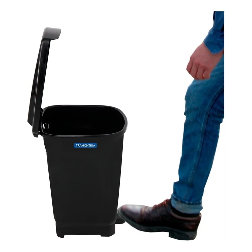 Papelera de polipropileno con pedal Tramontina T-Force 15 L negra